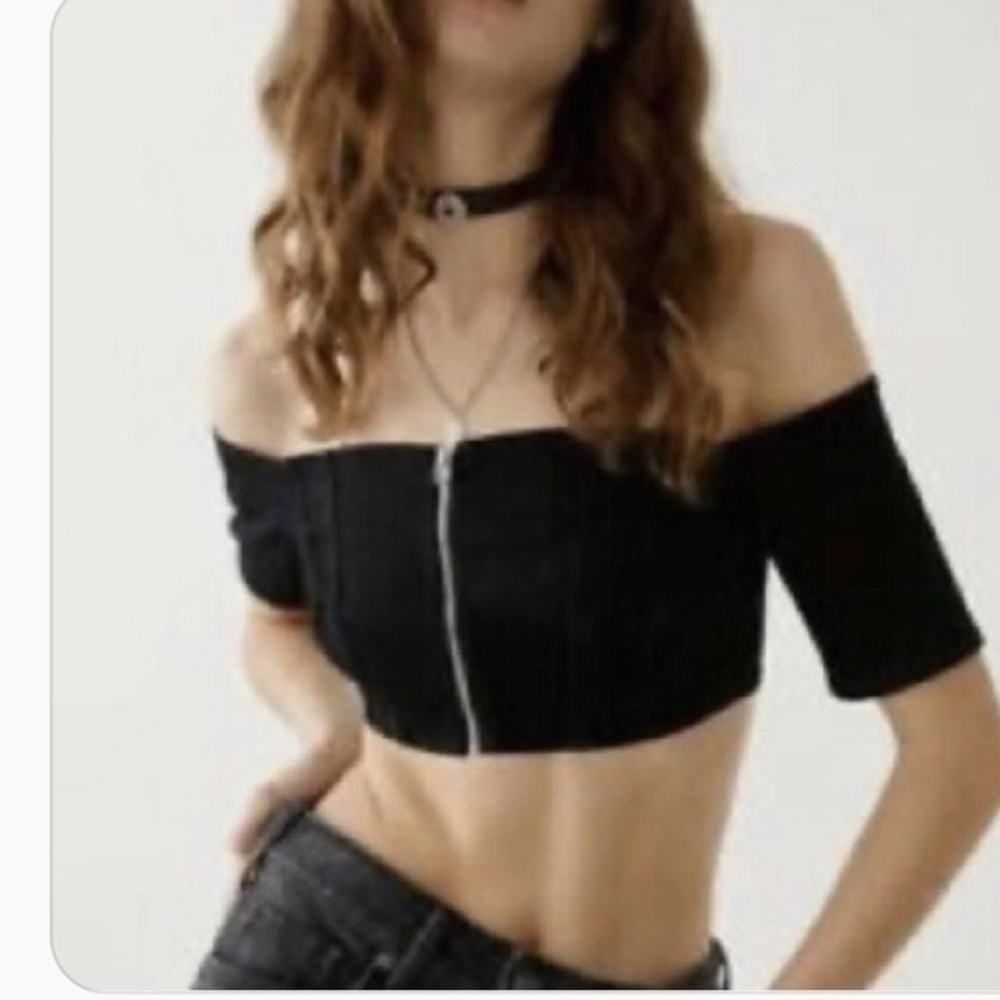 Off-Shoulder Black Zip-Front Crop Top-DEMIN